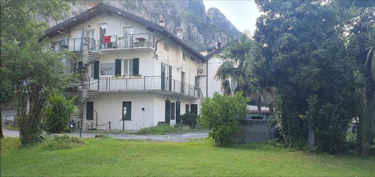 L For Lake Mandello del Lario Bagian luar foto