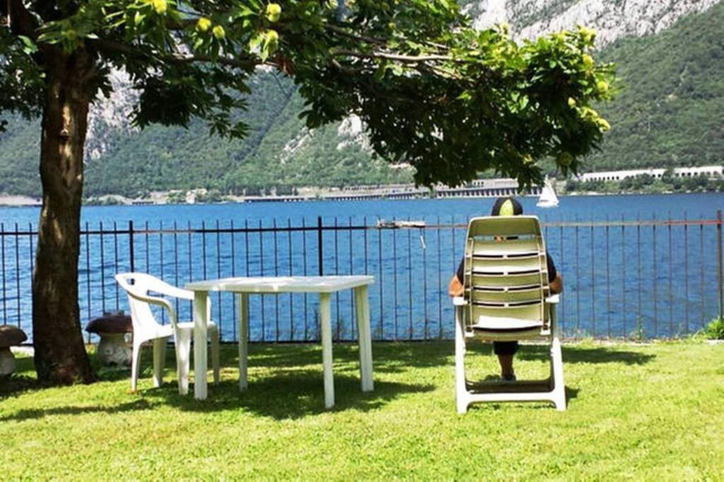 L For Lake Mandello del Lario Ruang foto