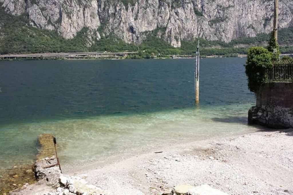 L For Lake Mandello del Lario Ruang foto